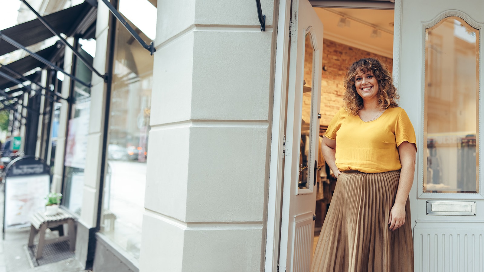 Billede af kvindelig butiksejer