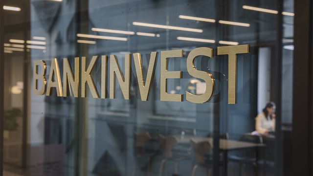 BankInvest logo på kontorvindue