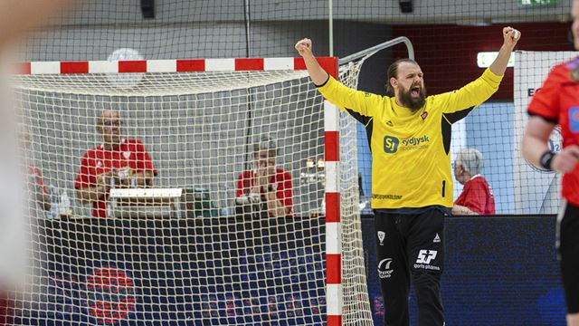 Billede af: KIF's målmand der jubler efter en vigtig sejr