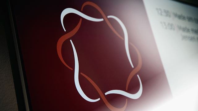 Finansdanmark logo på bordeaux baggrund