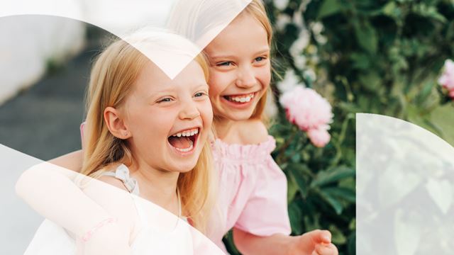 Billede af: 2 piger der smiler