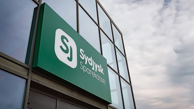 Sydjysk Sparekasses logo på facaden af hovedkontoret