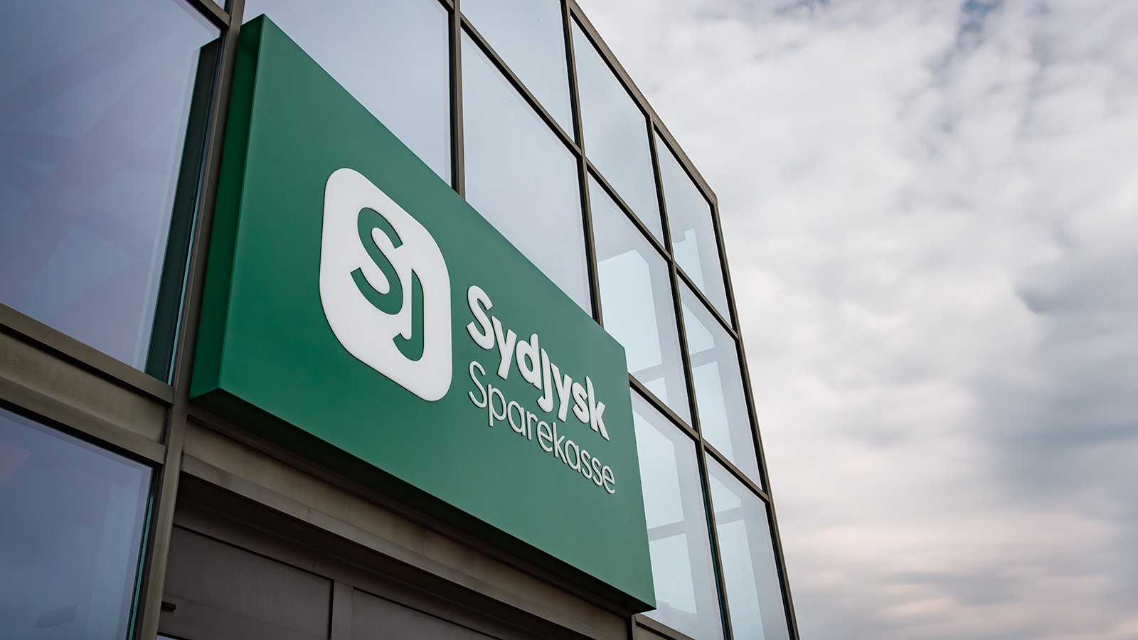 Billede af: Sydjysk Sparekasse logo på hovedkontor